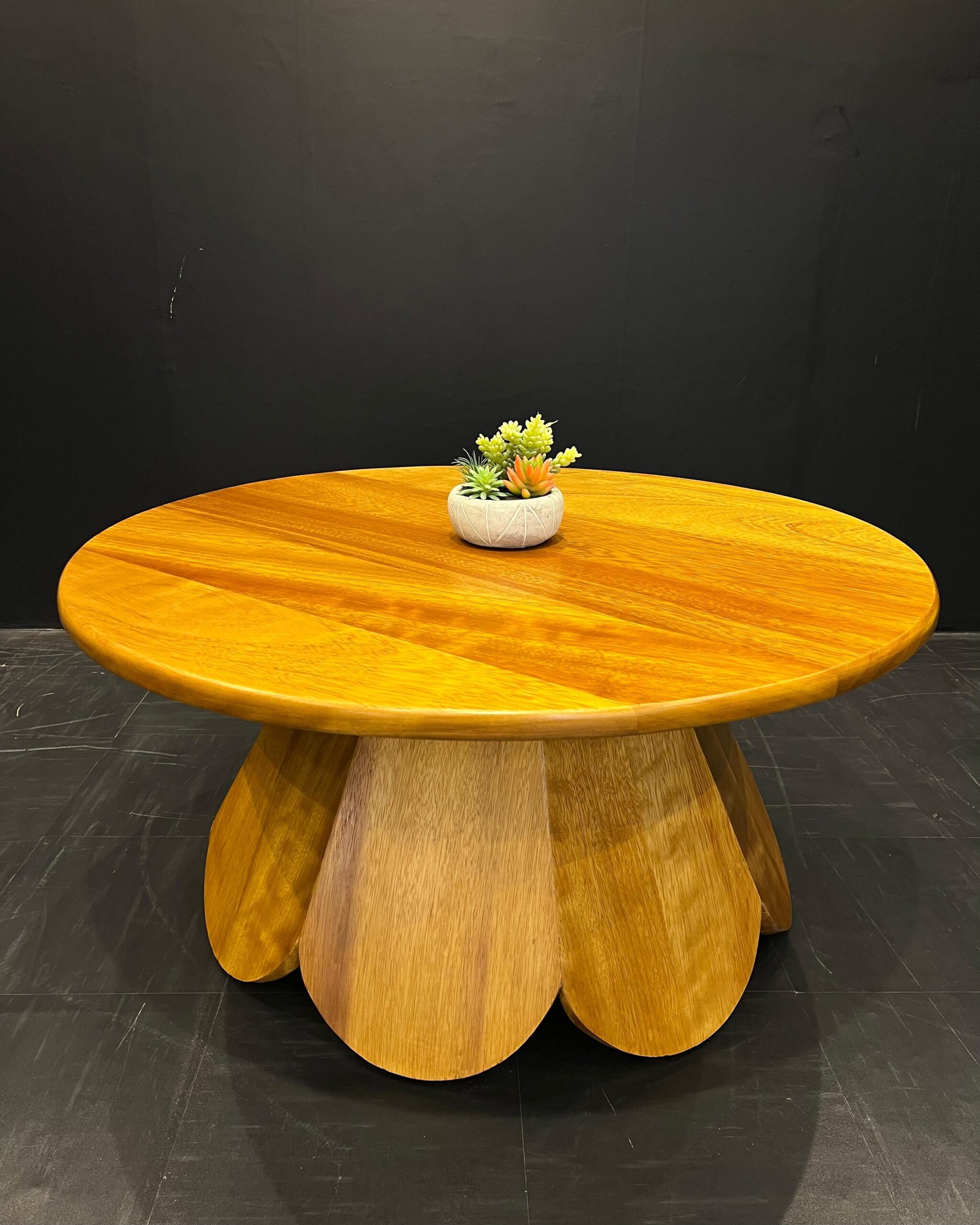 Circular mvule coffee table